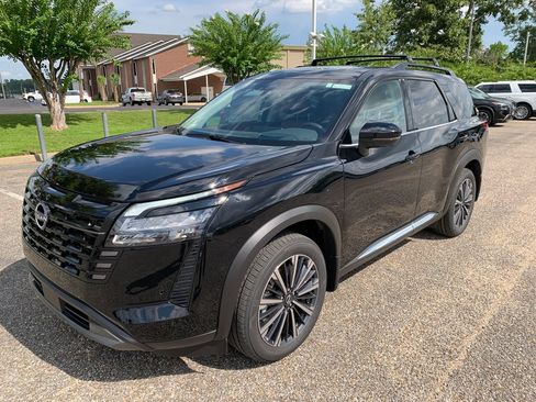 New 2026 Nissan Pathfinder Platinum FWD image 4