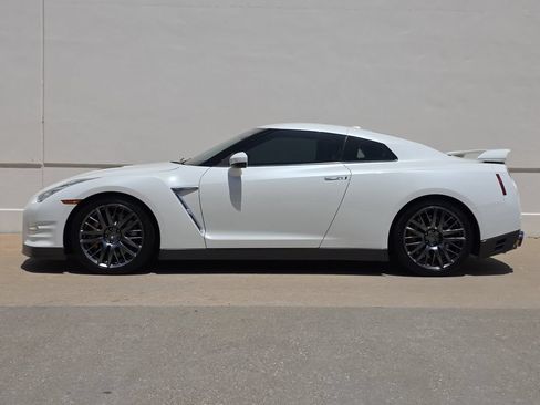Used 2016 Nissan GT-R Premium AWD/4WD image 2