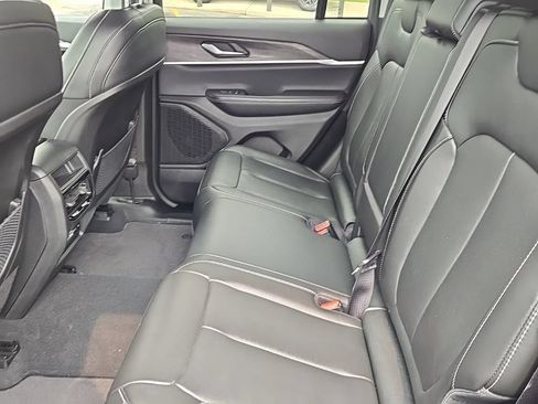 Certified 2023 Jeep Grand Cherokee Limited w/ Black Appearance Package AWD/4WD image 13