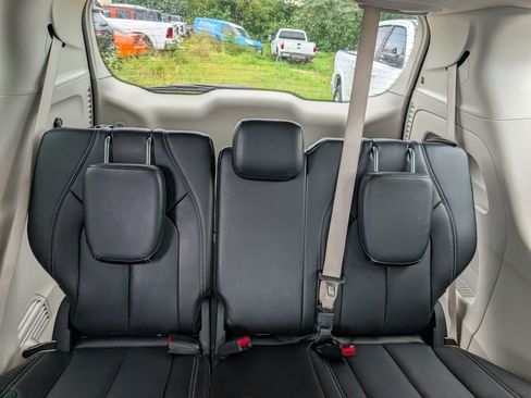 Used 2023 Chrysler Pacifica Touring-L FWD image 12