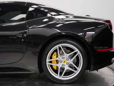 Used 2015 Ferrari California T RWD image 51