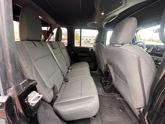 Used 2024 Jeep Wrangler Unlimited Sahara w/ Technology Group AWD/4WD image 24