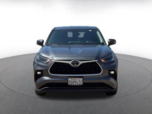 Used 2025 Toyota Highlander LE image 4