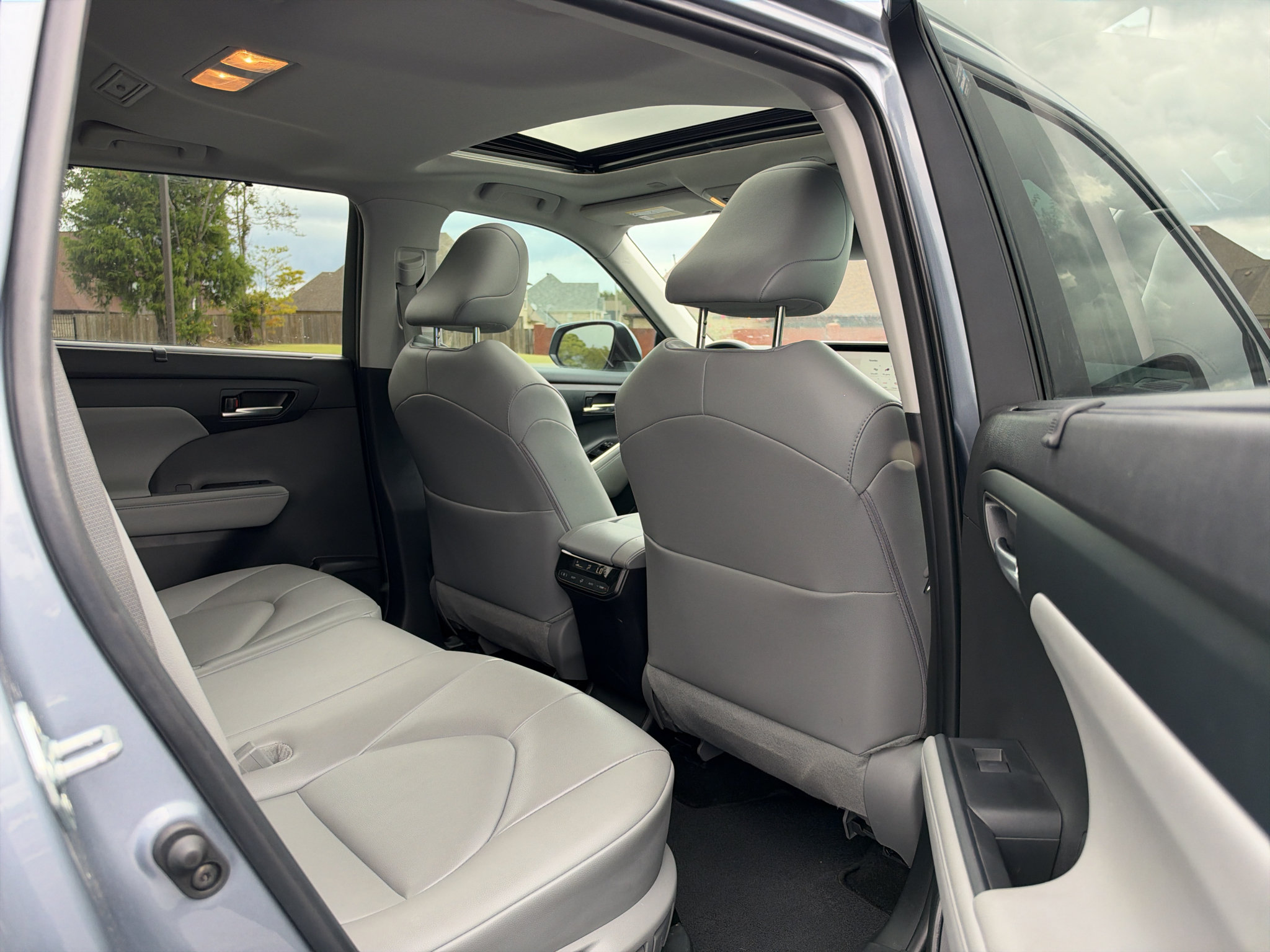 Used 2024 Toyota Highlander XLE FWD image 18