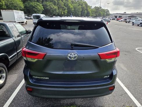 Used 2018 Toyota Highlander XLE FWD image 3
