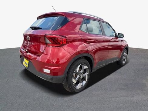 Used 2024 Hyundai Venue SEL FWD image 3