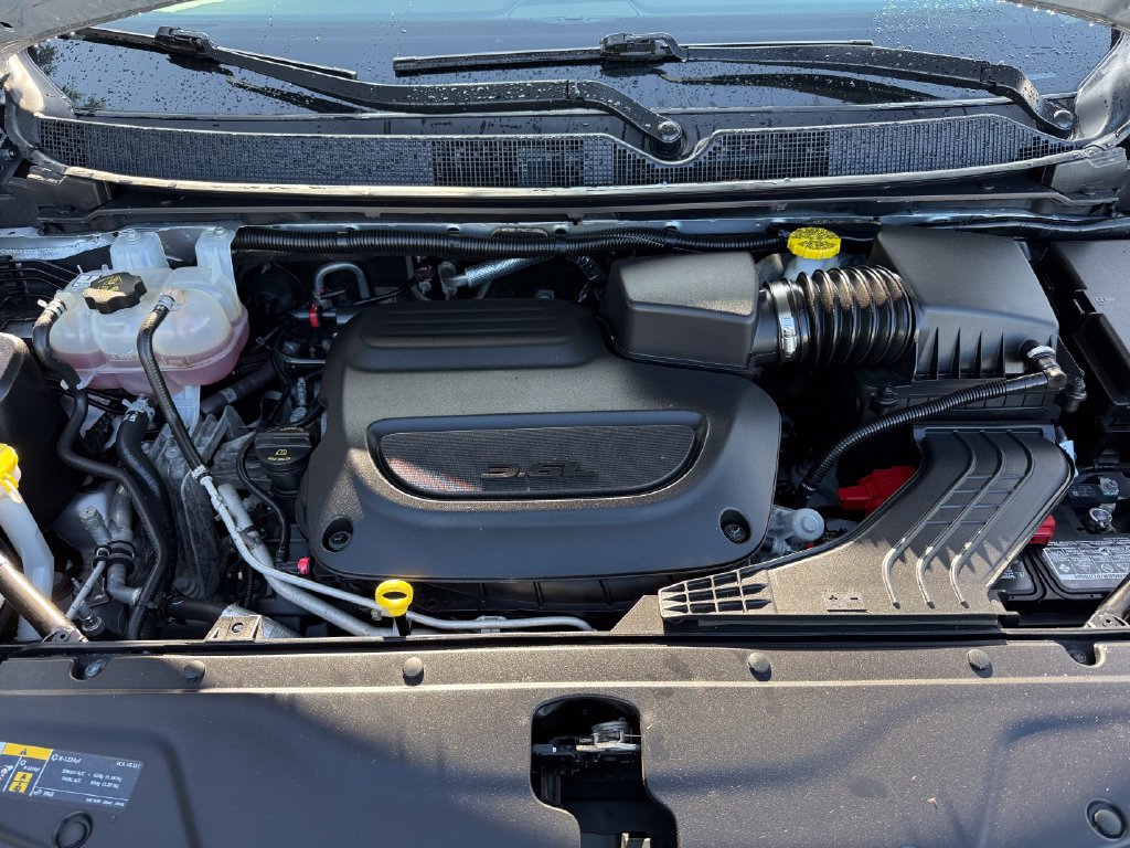 Used 2024 Chrysler Pacifica Touring-L FWD image 11