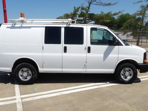 Used 2015 Chevrolet Express 2500 RWD image 2