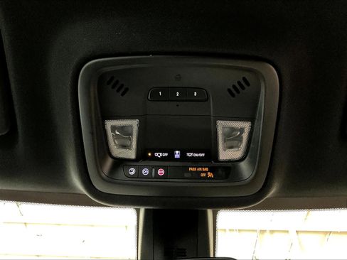 Used 2022 Chevrolet Traverse LT image 23