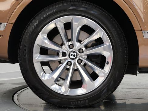Used 2017 Bentley Bentayga AWD/4WD image 42