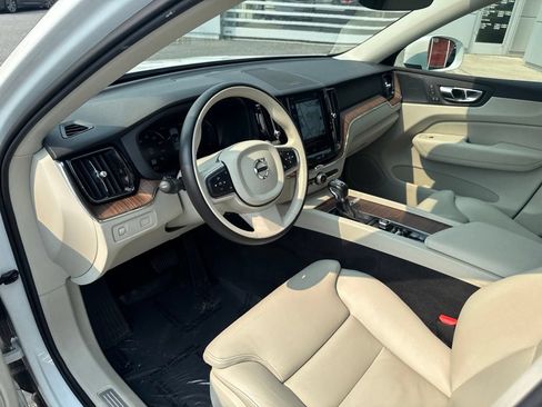 Used 2019 Volvo XC60 T6 Momentum w/ Multimedia Package AWD/4WD image 17