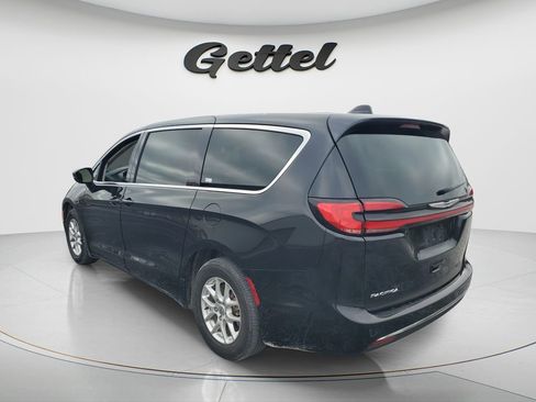 Used 2023 Chrysler Pacifica Touring-L image 6