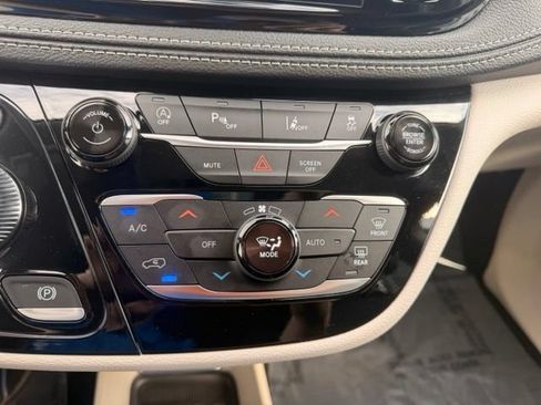 Used 2024 Chrysler Pacifica Touring-L FWD image 20