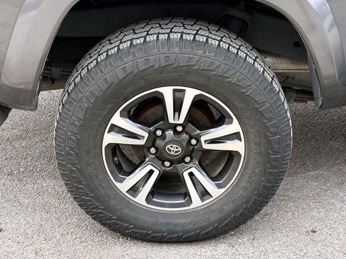 Used 2016 Toyota Tacoma TRD Sport image 12