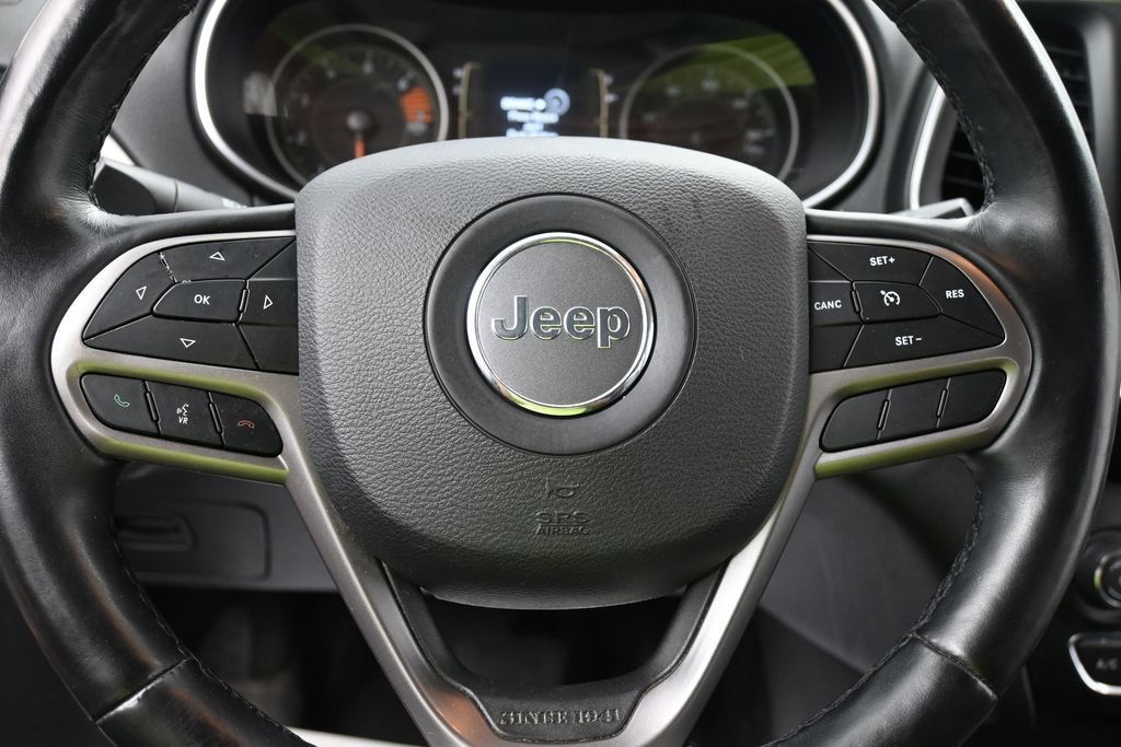 Used 2019 Jeep Cherokee Latitude Plus w/ Cold Weather Group AWD/4WD image 13