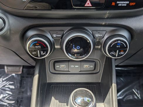 Used 2022 Hyundai Venue Limited image 24