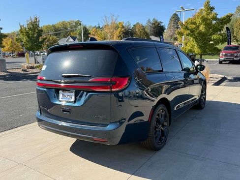 New 2025 Chrysler Pacifica Limited image 5