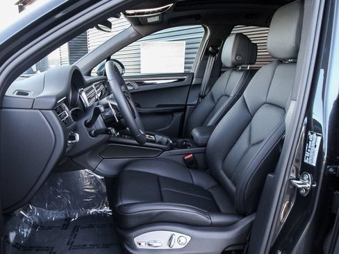 Certified 2023 Porsche Macan AWD/4WD image 5