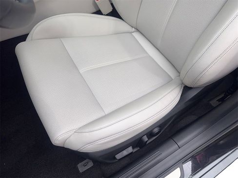 Used 2025 Genesis G70 2.5T image 28