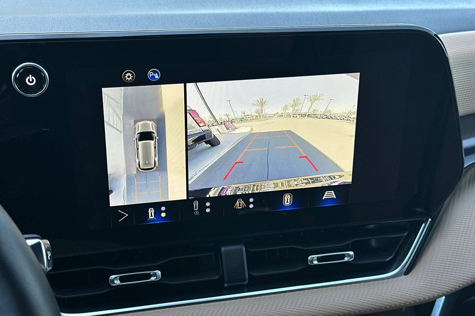 Used 2025 Chevrolet Equinox ACTIV w/ Safety and Technology Package AWD/4WD image 27