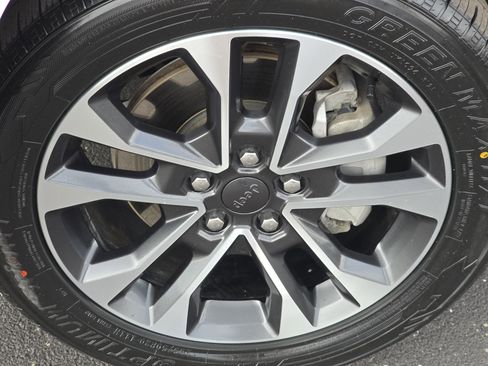 Used 2022 Jeep Grand Cherokee L Overland w/ Luxury Tech Group IV image 3