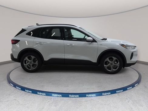 Certified 2025 Ford Escape ST-Line Select AWD/4WD image 4