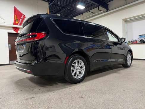 Used 2023 Chrysler Pacifica Touring-L FWD image 5