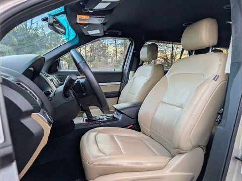 Used 2017 Ford Explorer XLT w/ Equipment Group 202A image 13