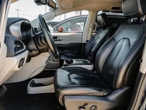 Used 2021 Chrysler Pacifica Touring-L image 4