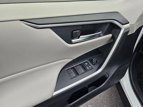 Used 2025 Toyota RAV4 XLE image 20