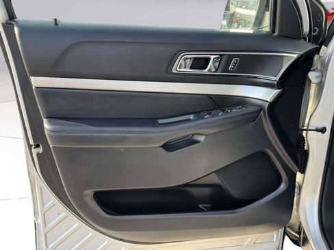 Used 2017 Ford Explorer XLT FWD image 10