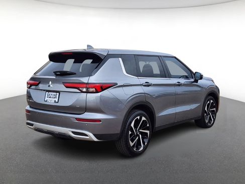 Used 2024 Mitsubishi Outlander SE image 3