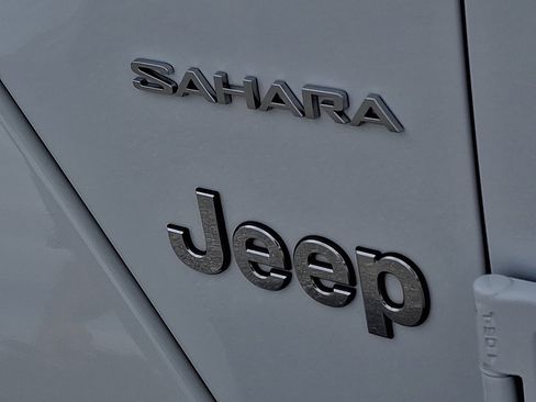 Used 2018 Jeep Wrangler Unlimited Sahara AWD/4WD image 30