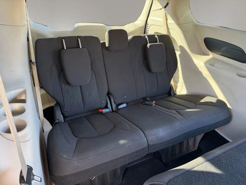 Used 2018 Chrysler Pacifica L image 17