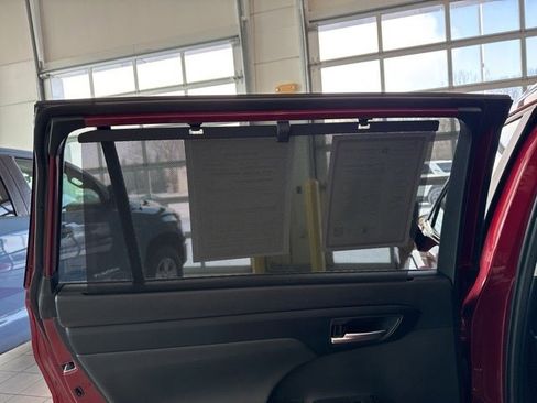 Used 2023 Toyota Highlander XLE image 15