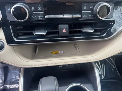 Used 2024 Toyota Highlander XLE image 22