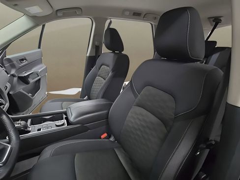 Used 2025 Nissan Pathfinder SV image 13