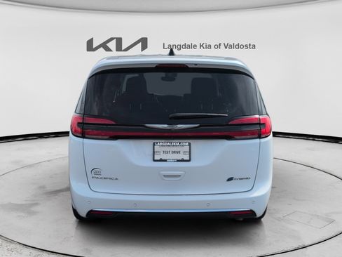 Used 2024 Chrysler Pacifica Limited FWD image 8