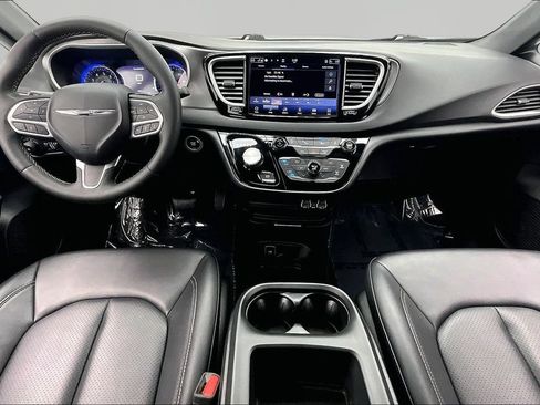 Used 2025 Chrysler Pacifica Select FWD image 16