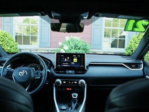 Used 2021 Toyota RAV4 XSE AWD/4WD image 18