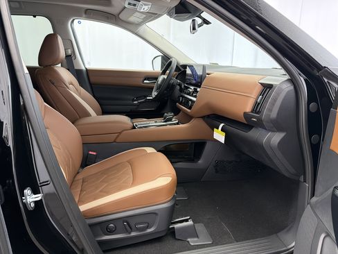 New 2026 Nissan Pathfinder Platinum FWD image 11