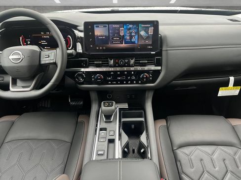 New 2026 Nissan Pathfinder Platinum FWD image 4