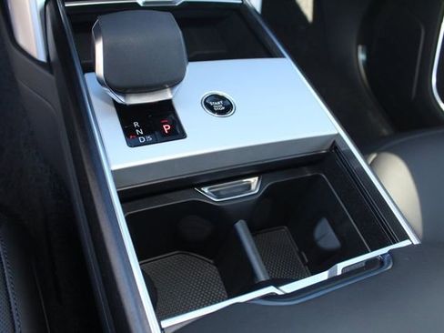 New 2025 Land Rover Range Rover Long Wheelbase SE image 15