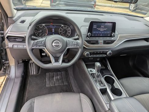 Used 2024 Nissan Altima 2.5 SV image 12