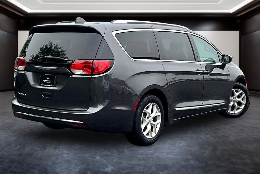Used 2018 Chrysler Pacifica Touring-L w/ Tire & Wheel Group FWD image 6