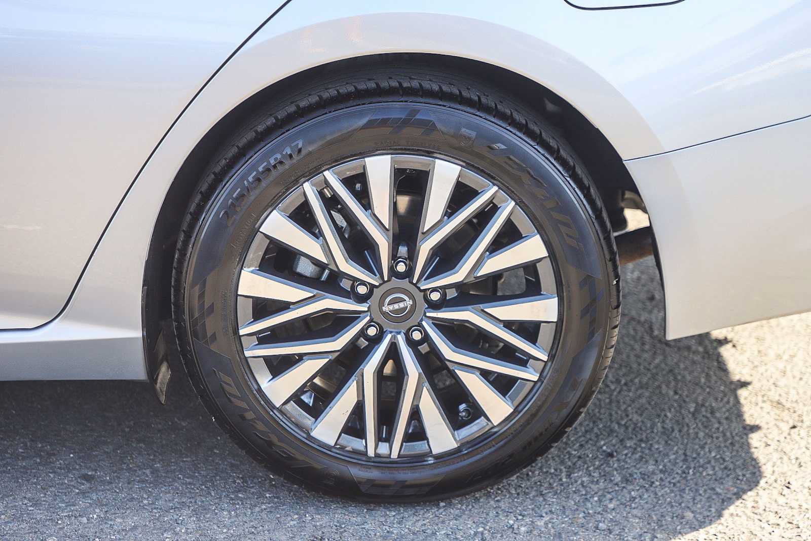 Used 2024 Nissan Altima 2.5 SV FWD image 13