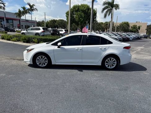 Used 2024 Toyota Corolla LE w/ LE Convenience Package FWD image 4