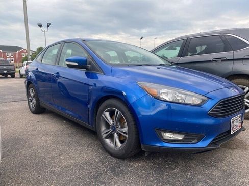 Certified 2018 Ford Focus SE w/ SE Appearance Package image 3