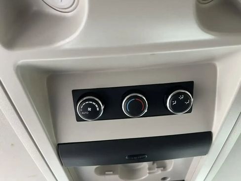 Used 2014 Chrysler Town & Country Touring image 10