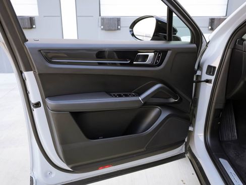 Used 2021 Porsche Cayenne Coupe image 15